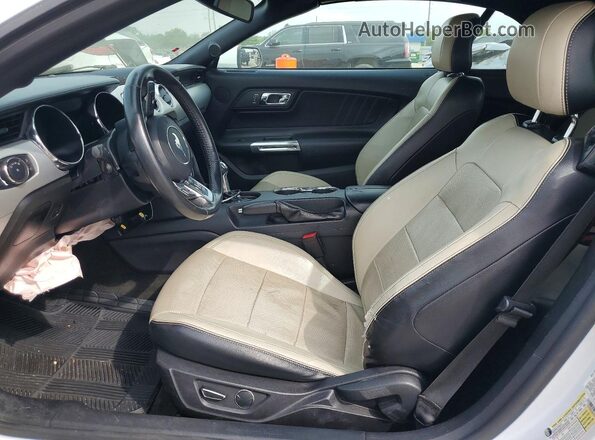1FATP8UH1H5278787 2017 FORD MUSTANG White Widok wnętrza z przodu