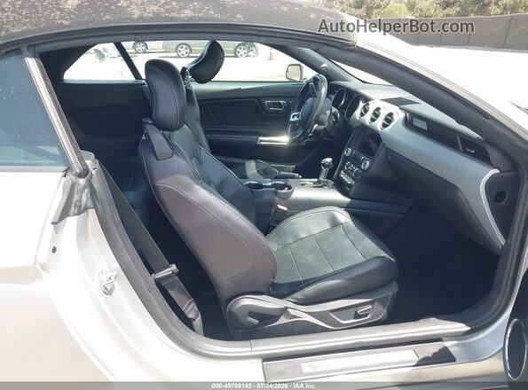 1FATP8UH2H5273064 2017 FORD MUSTANG Серебряный Вид салона спереди