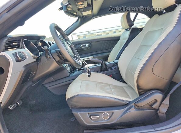 1FATP8UH4H5324273 2017 FORD MUSTANG White Front interior view
