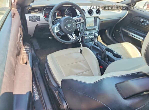 1FATP8UH4H5324273 2017 FORD MUSTANG White Dashboard view