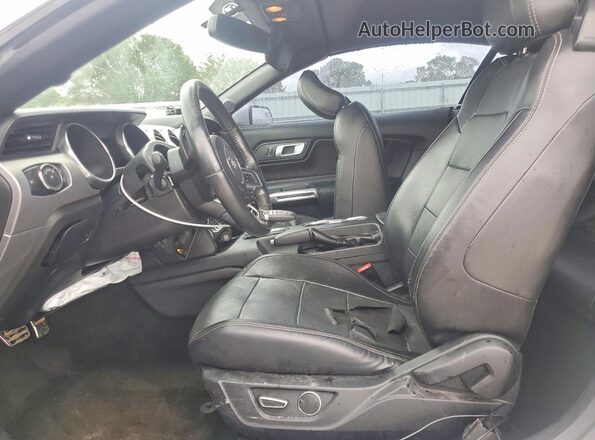 1FATP8UH5J5133077 2018 FORD MUSTANG Silver Widok wnętrza z przodu