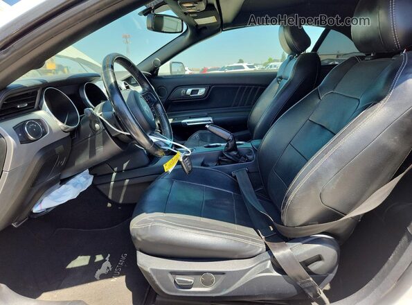 1FATP8UH5J5176995 2018 FORD MUSTANG Белый Вид салона спереди