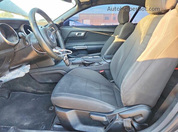 1FATP8UH7J5109007 2018 FORD MUSTANG Серый Вид салона спереди