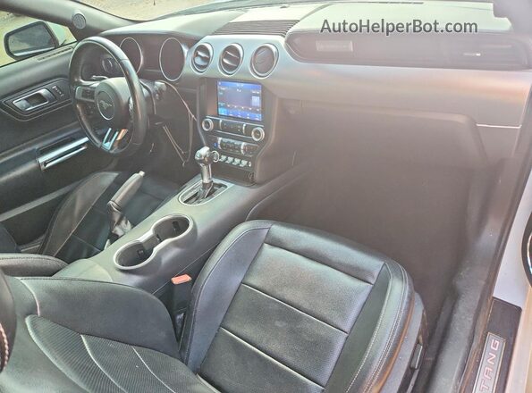 1FATP8UH8M5100868 2021 FORD MUSTANG Белый Вид панели приборов