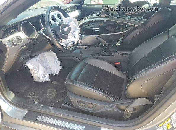 1FATP8UH9M5111815 2021 FORD MUSTANG Серебряный Вид салона спереди