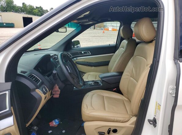 1FM5K7D82HGA07510 2017 FORD EXPLORER White Вид салону спереду