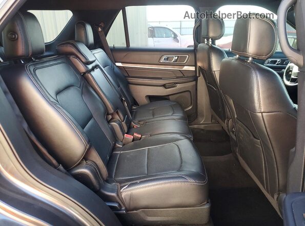 1FM5K7F80HGE33709 2017 FORD EXPLORER Gray Widok wnętrza z tyłu