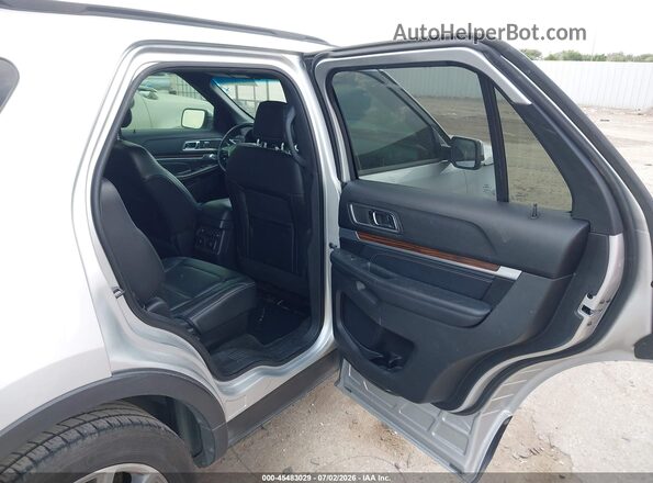 1FM5K7F82HGA75058 2017 FORD EXPLORER Silver Vista de la etiqueta del VIN