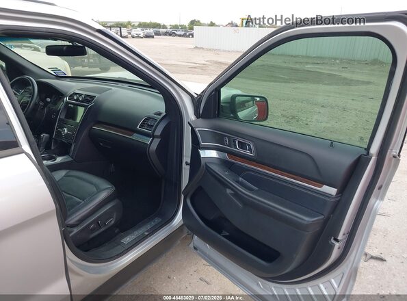 1FM5K7F82HGA75058 2017 FORD EXPLORER Silver Vista interior delantera