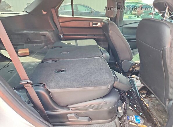 1FM5K8AB6MGA19384 2021 FORD EXPLORER White Widok wnętrza z tyłu