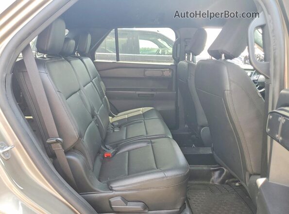 1FM5K8AB9MGC31132 2021 FORD EXPLORER Gold Widok wnętrza z tyłu