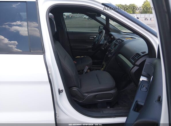 1FM5K8AR4JGA15925 2018 FORD POLICE INTERCEPTOR White წინა სალონის ხედი