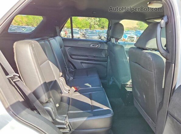 1FM5K8AR7HGA24581 2017 FORD EXPLORER White Vista interior trasera