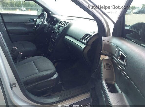 1FM5K8AR7HGA35886 2017 FORD UTILITY POLICE INTERCEPTOR Silver Front interior view