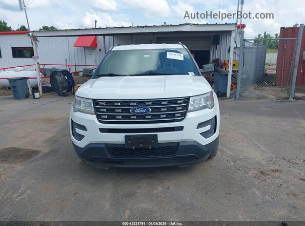 1FM5K8B88HGD14981 2017 FORD EXPLORER White Widok wnętrza z tyłu