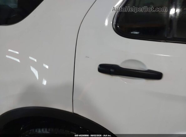 1FM5K8B89HGD18621 2017 FORD EXPLORER White Widok wnętrza z tyłu