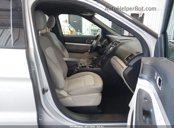 1FM5K8B8XJGC45359 2018 FORD EXPLORER Silver Вид салону спереду