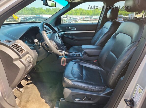 1FM5K8D80HGA45582 2017 FORD EXPLORER Серебряный Вид салона спереди
