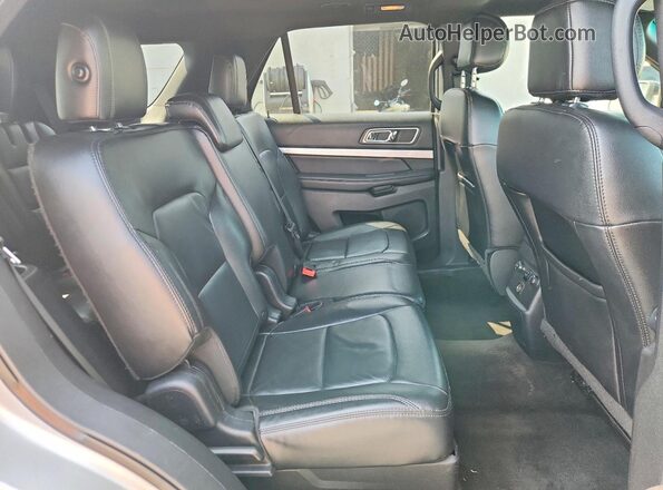 1FM5K8D80HGA45582 2017 FORD EXPLORER Серебряный Вид задней части салона