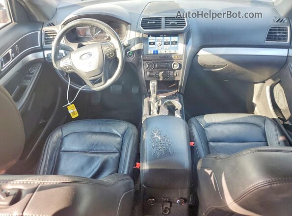 1FM5K8D80HGD09156 2017 FORD EXPLORER Red Widok deski rozdzielczej