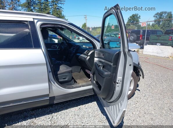1FM5K8D80HGD17807 2017 FORD EXPLORER Серебряный Вид салона спереди