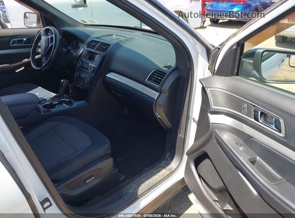 1FM5K8D81HGD09246 2017 FORD EXPLORER Белый Вид салона спереди