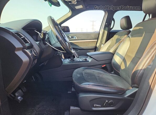 1FM5K8D83JGC31722 2018 FORD EXPLORER White Front interior view