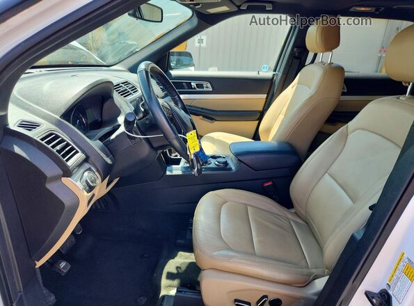 1FM5K8D88HGD18154 2017 FORD EXPLORER Белый Вид салона спереди