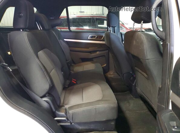 1FM5K8DH3HGD41597 2017 FORD EXPLORER White Widok wnętrza z tyłu