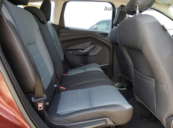 1FMCU0F72JUA09407 2018 FORD ESCAPE Burgundy Widok tylnych siedzeń