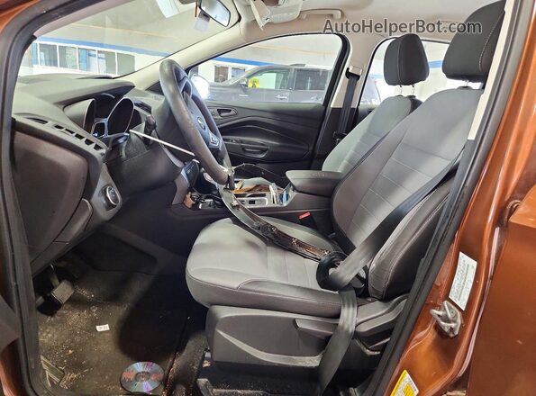 1FMCU0F73HUC19847 2017 FORD ESCAPE Orange Front interior view