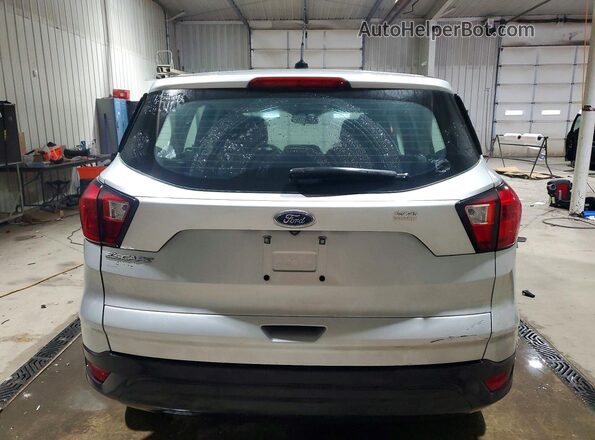 1FMCU0F79KUB96145 2019 FORD ESCAPE Серебряный Вид сзади