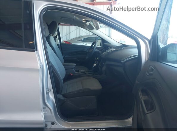 1FMCU0F7XHUE55170 2017 FORD ESCAPE Silver წინა სალონის ხედი