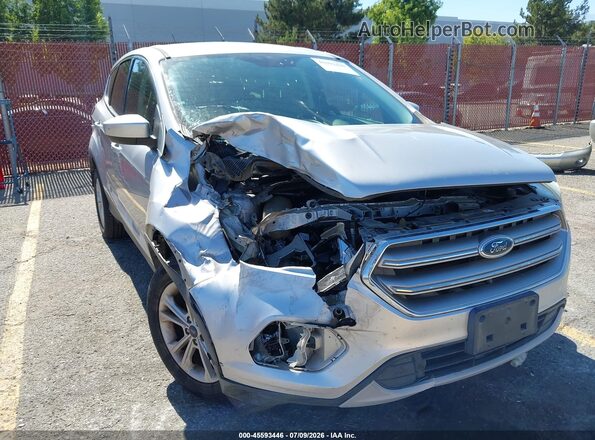 1FMCU0G95HUB46772 2017 FORD ESCAPE Серебряный Вид спереди