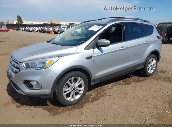 1FMCU0GD0JUB13933 2018 FORD ESCAPE Silver Առջևի ձախ երեք քառորդ տեսարան