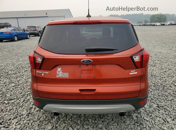 1FMCU0GD0KUB97933 2019 FORD ESCAPE Orange Вид ззаду