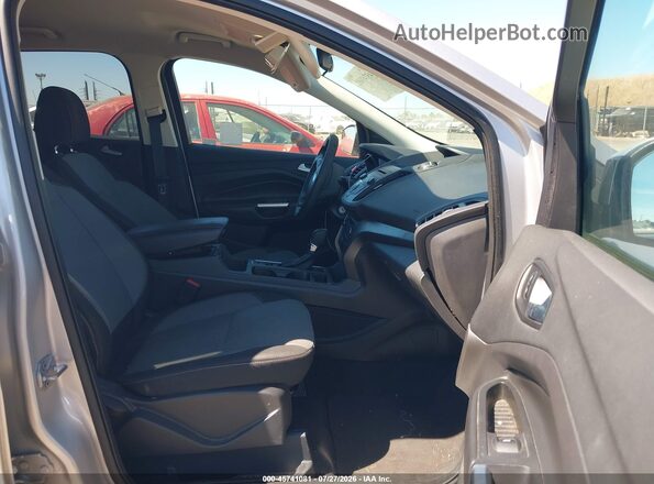 1FMCU0GD1HUC51538 2017 FORD ESCAPE Серебряный Вид салона спереди