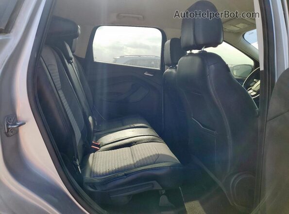 1FMCU0GD1HUD15982 2017 FORD ESCAPE Silver Widok tylnych siedzeń