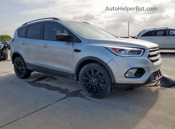 1FMCU0GD1HUD15982 2017 FORD ESCAPE Silver Przód prawy