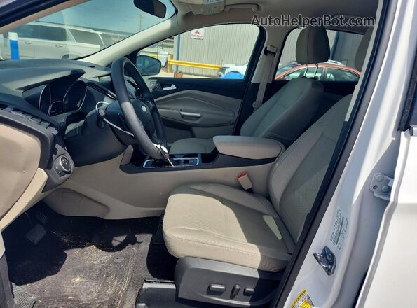 1FMCU0GD2HUE85395 2017 FORD ESCAPE White Widok wnętrza z przodu
