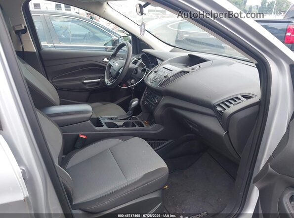1FMCU0GD2JUA65707 2018 FORD ESCAPE Серебряный Вид салона спереди