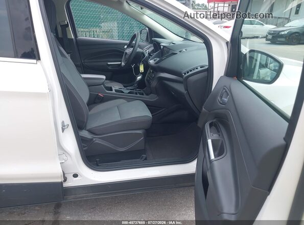1FMCU0GD2JUA69109 2018 FORD ESCAPE Белый Вид салона спереди