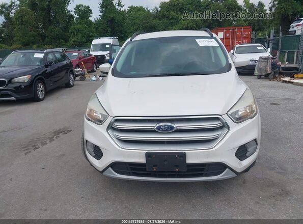 1FMCU0GD2JUA69109 2018 FORD ESCAPE Белый Вид щитка приборов