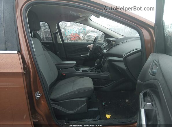 1FMCU0GD3HUA57576 2017 FORD ESCAPE Оранжевый Вид салона спереди