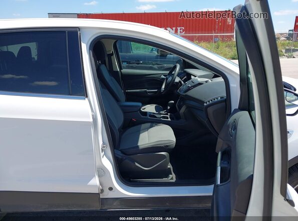 1FMCU0GD3HUC79227 2017 FORD ESCAPE White Widok wnętrza z przodu
