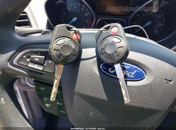 1FMCU0GD3HUC79227 2017 FORD ESCAPE White Widok deski rozdzielczej