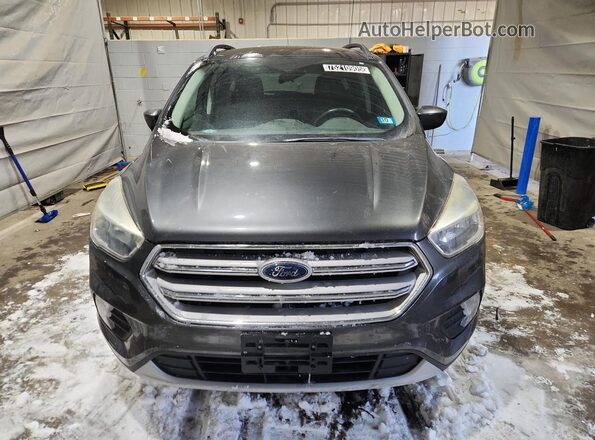 1FMCU0GD3JUB19239 2018 FORD ESCAPE Charcoal VIN կոդի պիտակի տեսք