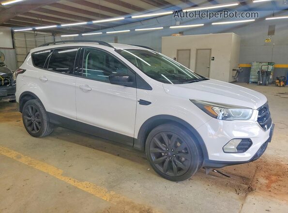 1FMCU0GD4HUA84172 2017 FORD ESCAPE Белый Передняя правая четверть