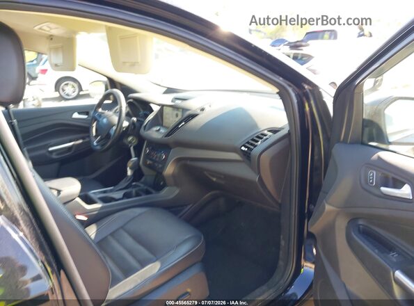 1FMCU0GD4HUC33230 2017 FORD ESCAPE Черный Вид салона спереди