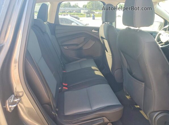 1FMCU0GD4HUE66928 2017 FORD ESCAPE Gray Widok tylnych siedzeń